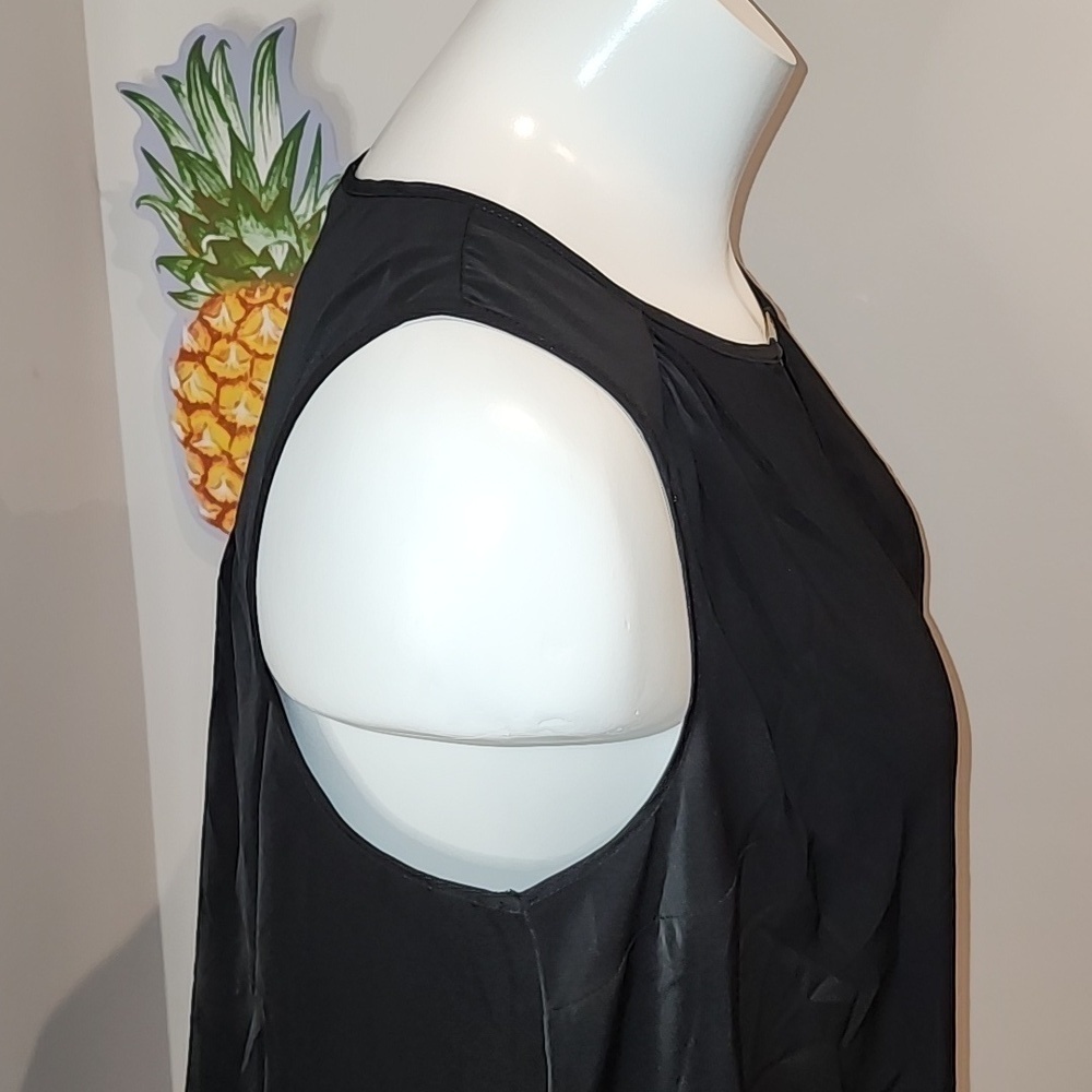 Torrid - Studio Crepe de Chine Woven Metal Keyhole Tank in Deep Black​​​​​​​​​​ - Picture 6 of 13